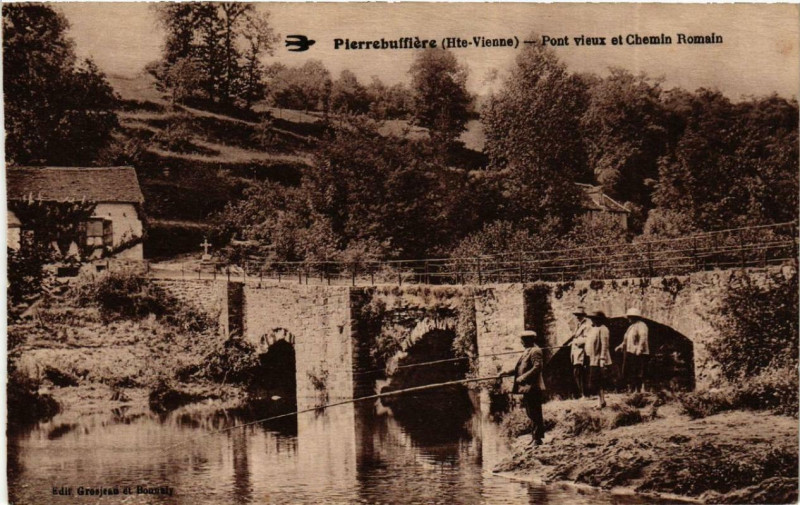 Carte postale ancienne Pierrebuffiere Pont vieux et Chemin Romain