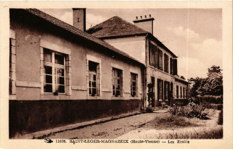 Carte postale ancienne Saint-Leger-Magnazeix Les Ecoles à Saint-Léger-Magnazeix