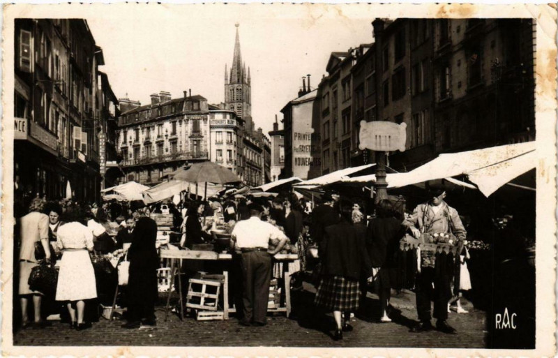 Carte postale ancienne Limoges Place des Bancs à Limoges