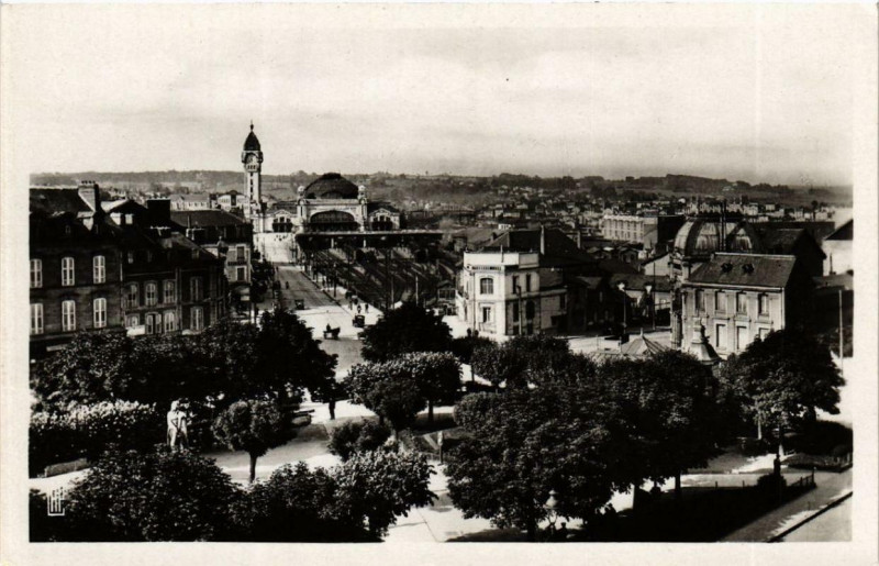 Carte postale ancienne Limoges Place Jourdan et la Gare à Limoges