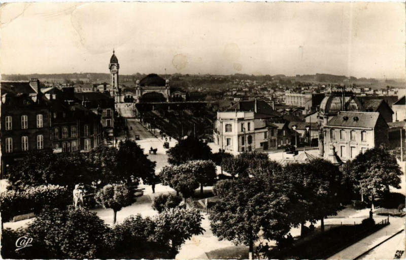 Carte postale ancienne Limoges Place Jourdan et la Gare à Limoges