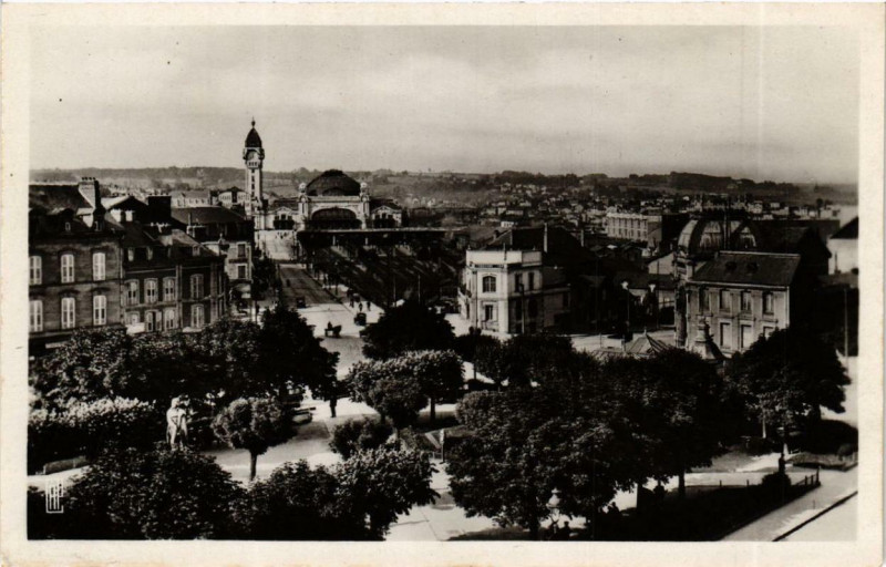 Carte postale ancienne Limoges Place Jourdan et la Gare à Limoges