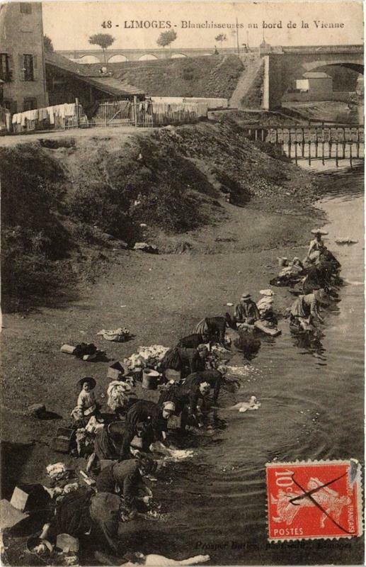 Carte postale ancienne Limoges Blanchisseuses au bord de la Vienne à Limoges