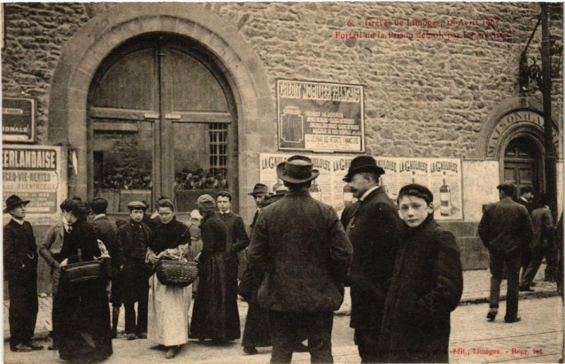 Carte postale ancienne Greves de Limoges 18 Avril 1905 - Portail de la Prison demoli à Limoges