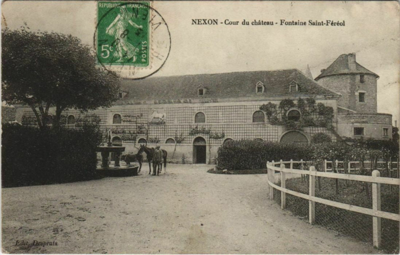 Carte postale ancienne Nexon Cour du chateau Fontaine à Nexon
