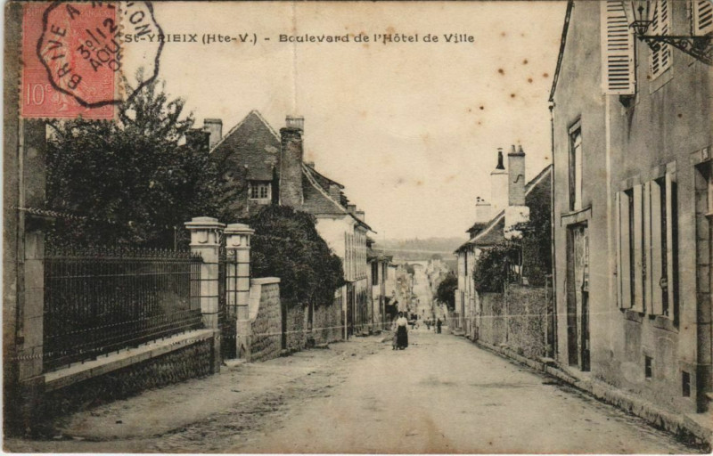 Carte postale ancienne Saint-Yrieix Boulevard de L'Hotel