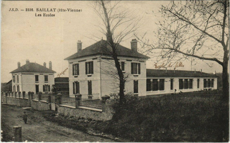 Carte postale ancienne Saillat- Les Ecoles