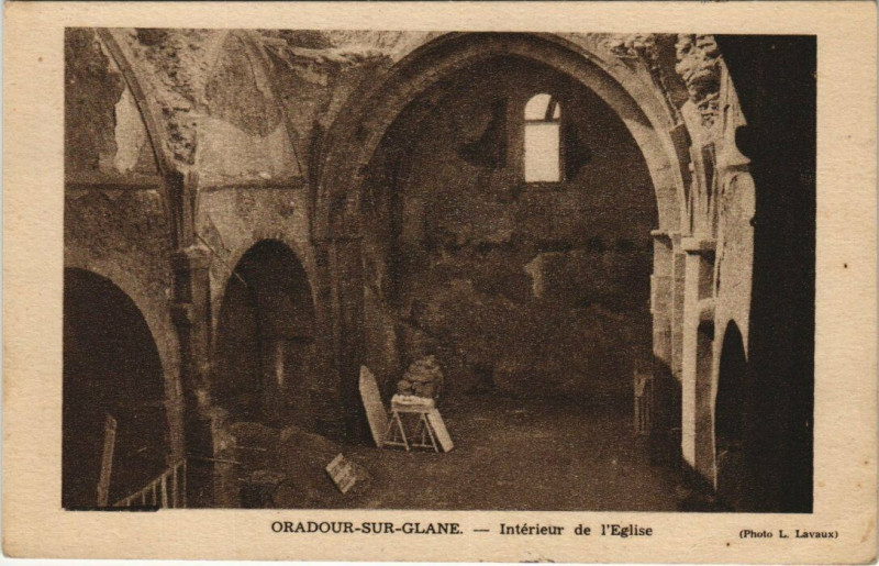 Carte postale ancienne Oradour-sur-Glane - Int. de l'Eglise à Oradour-sur-Glane