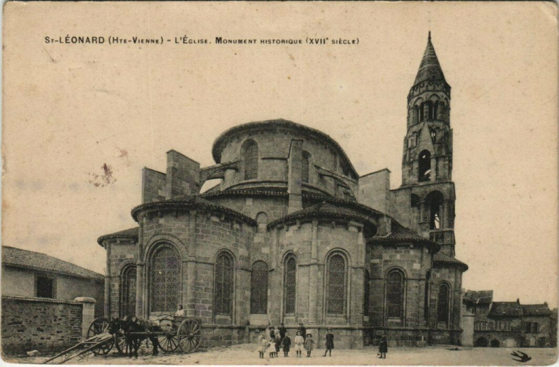 Carte postale ancienne Saint-Leonard - L'Eglise. Mon. Hist.