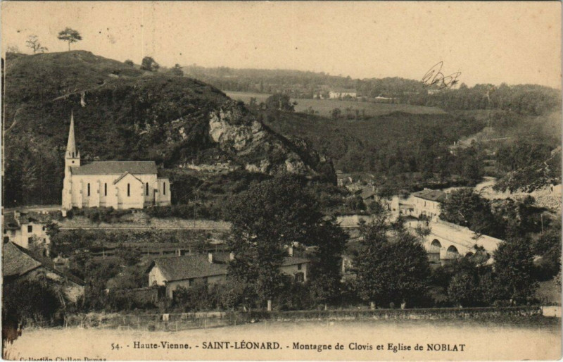 Carte postale ancienne Saint-Leonard - Montagne de Clovis et Eglise de Noblat