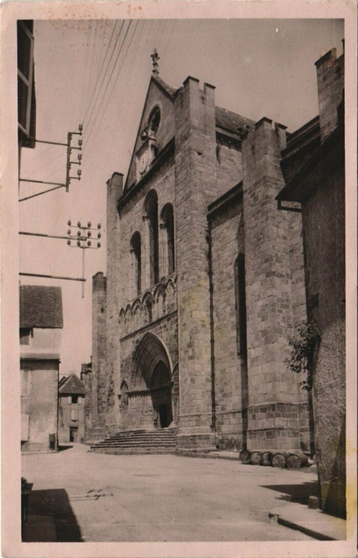 Carte postale ancienne Saint-Yrieix L'Eglise du Moustiers XIe et XIIe siecle