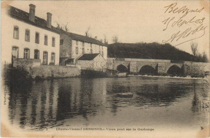 Carte postale ancienne Bessines - Vieux pont sur la Gartempe