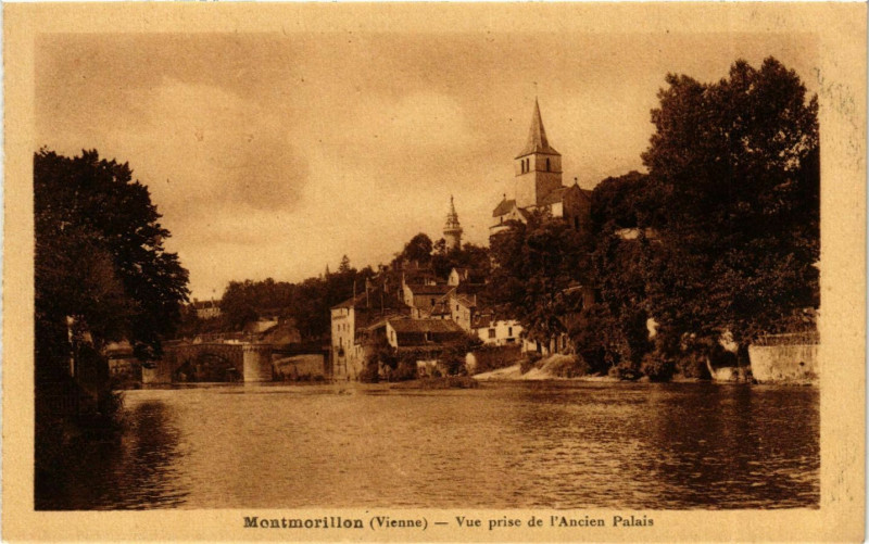 Carte postale ancienne Montmorillon Vue prise de l'Ancien Palais