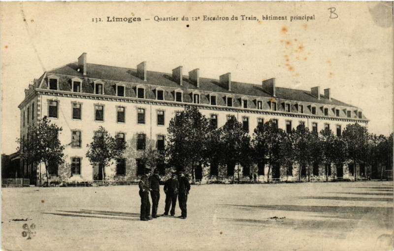 Carte postale ancienne Limoges - Quartier du 12 Escadron du Train batiment principal à Limoges