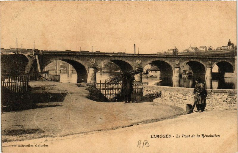 Carte postale ancienne Limoges - Le Pont de la Revolution à Limoges
