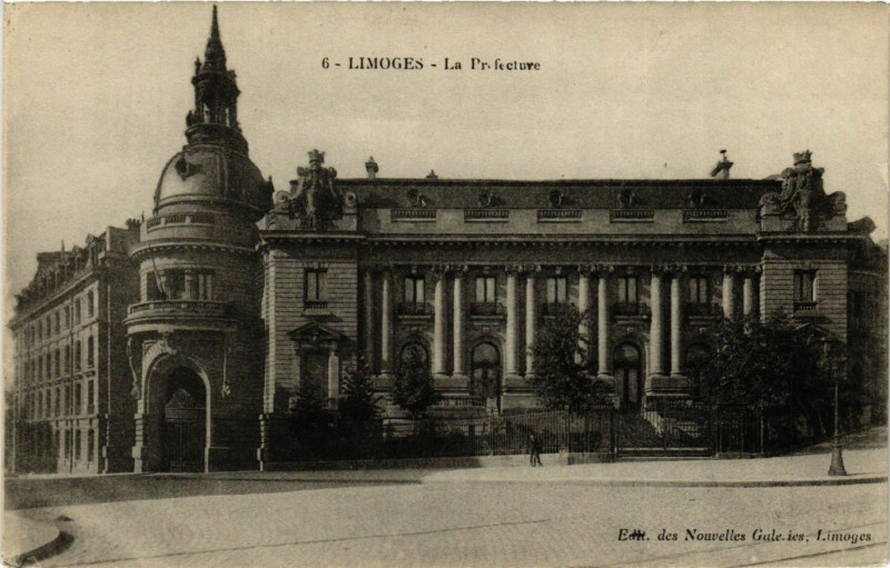 Carte postale ancienne Limoges - La Prefecture à Limoges