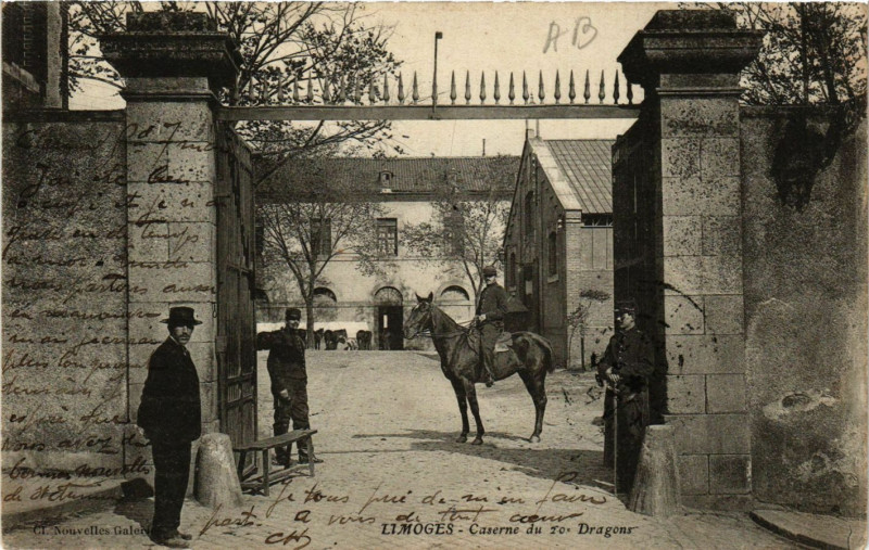 Carte postale ancienne Limoges - Caserne du 20 Dragons à Limoges