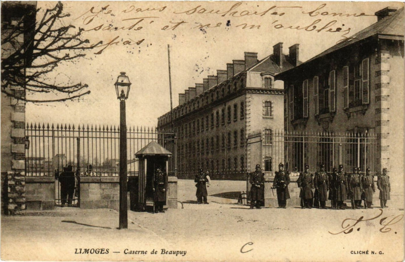 Carte postale ancienne Limoges - Caserne de Beaupuy à Limoges