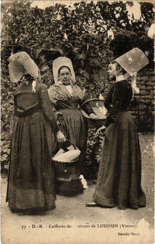 Carte postale ancienne Coiffures des Env. de Loudun