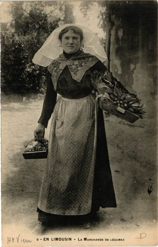 Carte postale ancienne En Limousin - La Marchande de Legumes