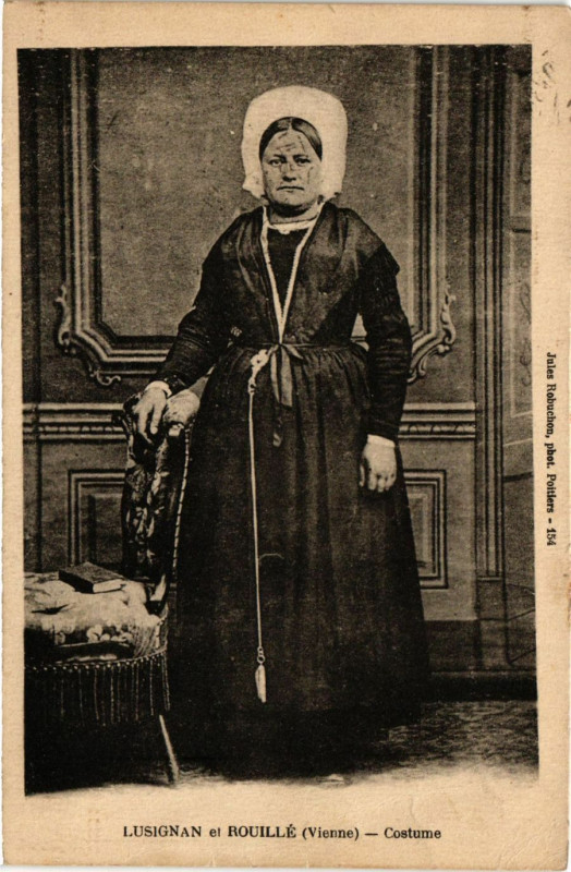 Carte postale ancienne Lusignan et Rouille - Costume