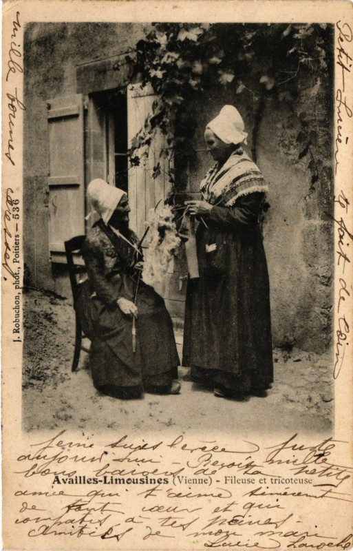Carte postale ancienne Availles-Limousines - Fileuse et tricoteuse