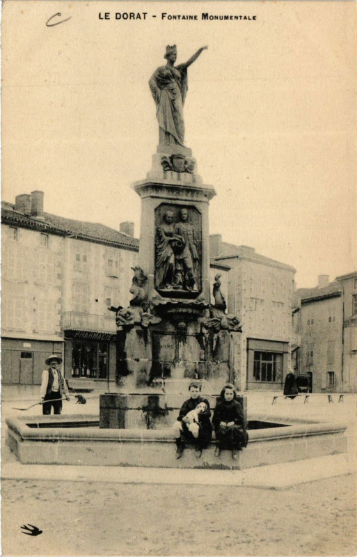 Carte postale ancienne Le Dorat - Fontaine Mon.ale au Dorat