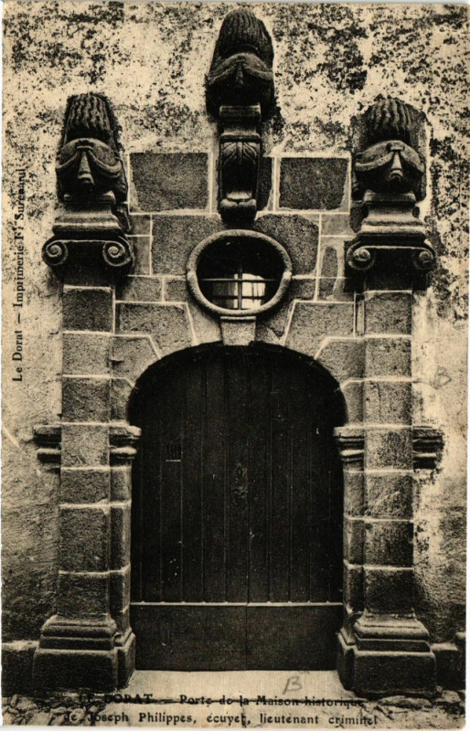 Carte postale ancienne Dorat - Porte de la Maison Hist.