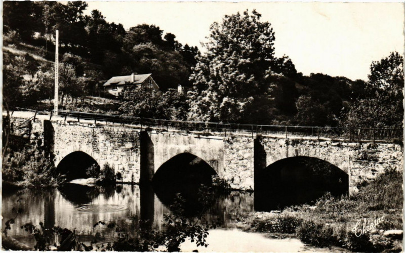 Carte postale ancienne Pierrebuffiere Le Pont Vieux
