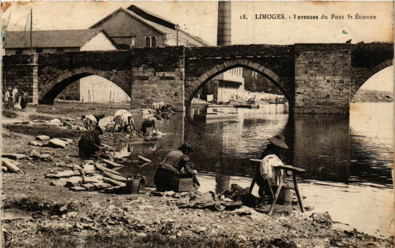 Carte postale ancienne Limoges - I aveuses du Pont Saint-Etienne à Limoges