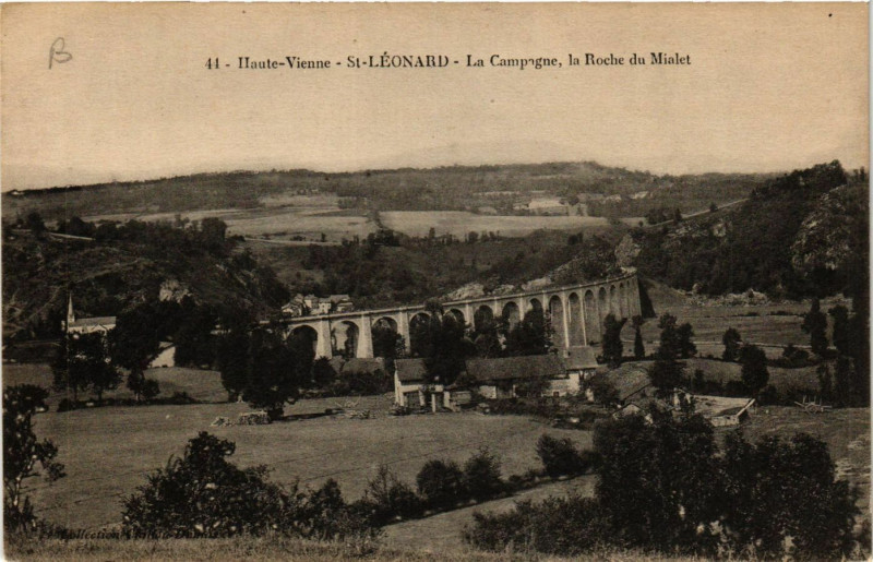 Carte postale ancienne Saint-Leonard - La Campagne le Roche du Mialet