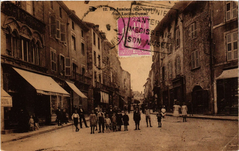 Carte postale ancienne Saint-Junien Rue Lucien-Dumas à Saint-Junien