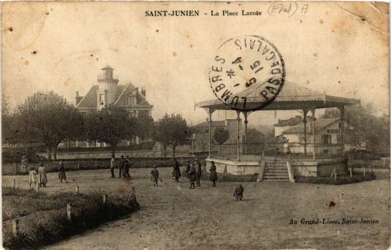 Carte postale ancienne Saint-Junien - La Place Lacote à Saint-Junien