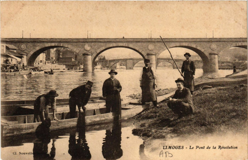 Carte postale ancienne Limoges - Le Pont de la Revolution à Limoges