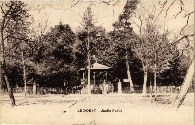 Carte postale ancienne Le Dorat - Jardin Public au Dorat