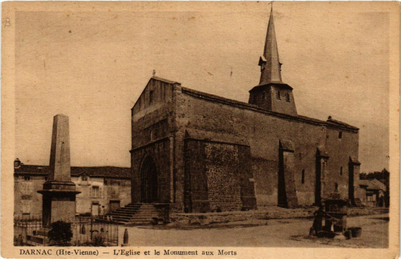 Carte postale ancienne Darnac - L'Eglise et le Mon. aux Morts