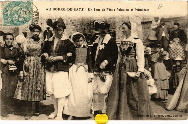 Carte postale ancienne Au-Bourg-de-Jatz - Un Jour de Fete Paludiers et Paludieres