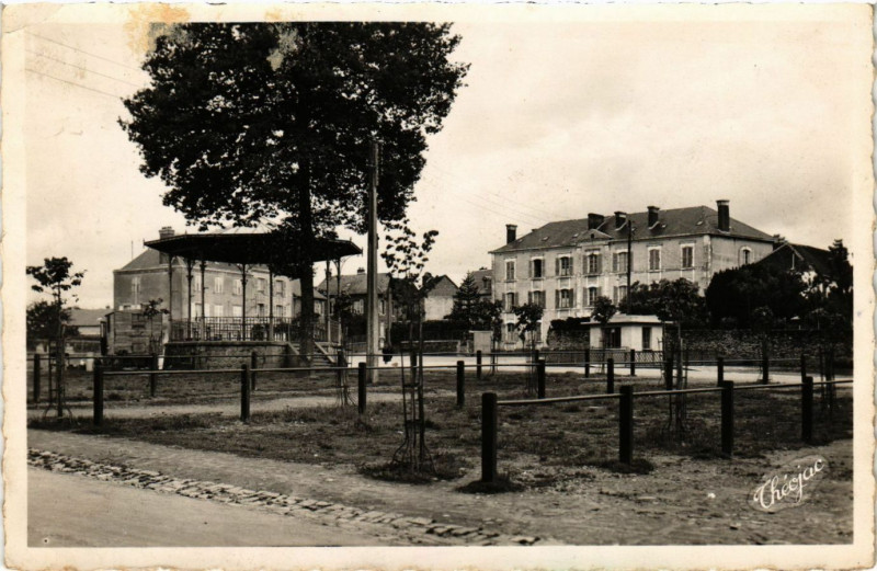 Carte postale ancienne Saint-Yrieix Place de la Republique - Le kiosque