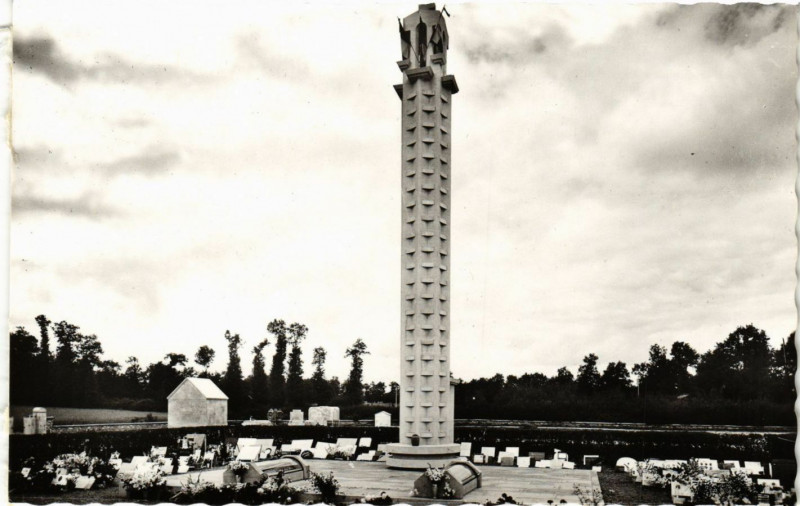 Carte postale ancienne Tombeau des Martyrs ou eposent les cendres des 642 Massacres du