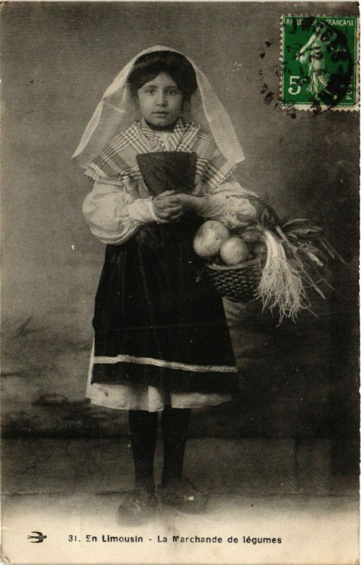 Carte postale ancienne En Limousin - La Marechande de legumes