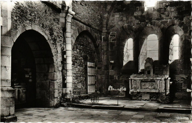 Carte postale ancienne L'Int. de l'Eglise