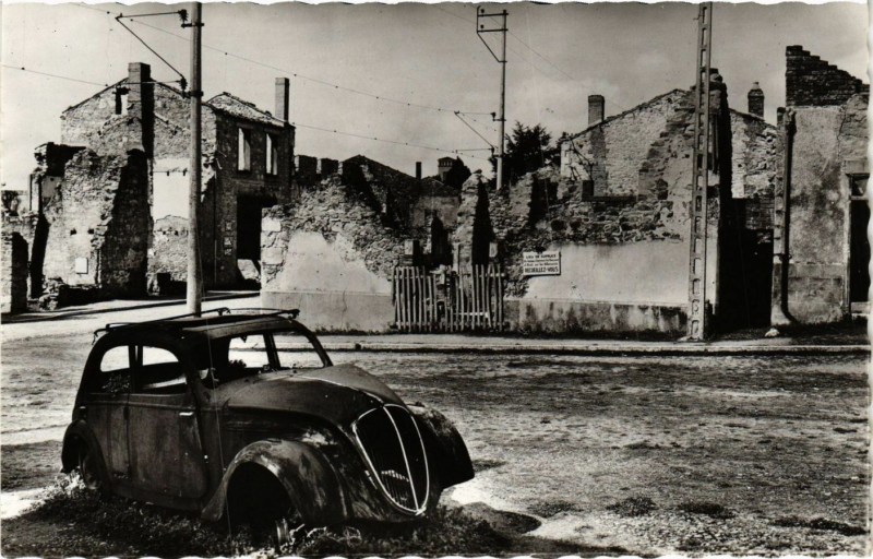 Carte postale ancienne La place et l'automobile du Dr.Desourteau