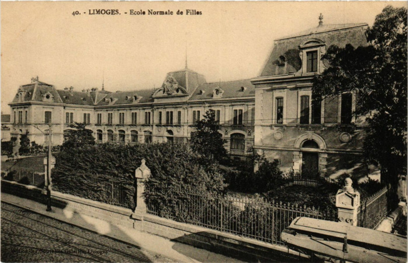 Carte postale ancienne Limoges - Ecole Normale de Filles à Limoges