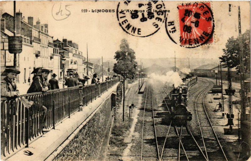Carte postale ancienne Limoges - L'Avenue de la Gare à Limoges