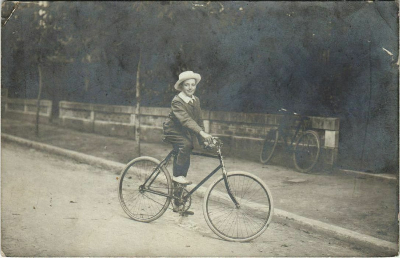 Carte postale ancienne Carte photo - portrait en bécane - La Roche aux Fleurs Bicycle