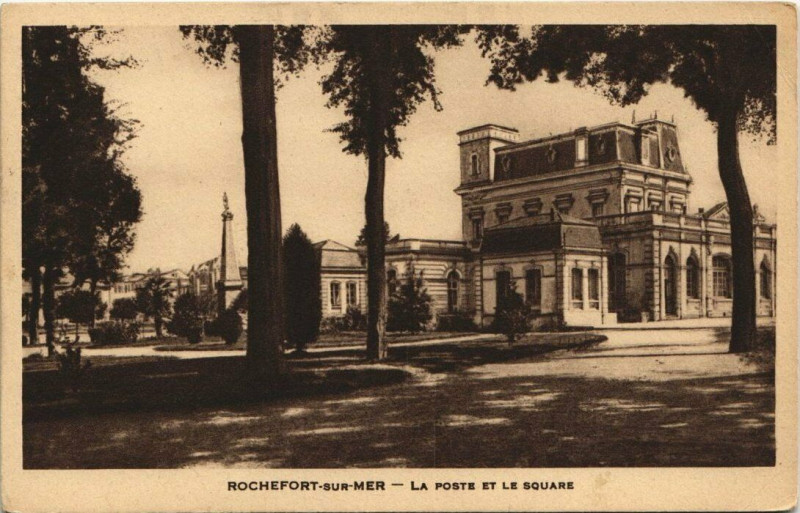 Carte postale ancienne Rochefort-sur-Mer - La Poste et le Square à Rochefort