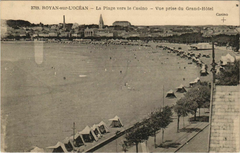 Carte postale ancienne Royan-sur-L'Ocean-La Plage vers le Casino-Vue prise du Grand-Hotel à Royan