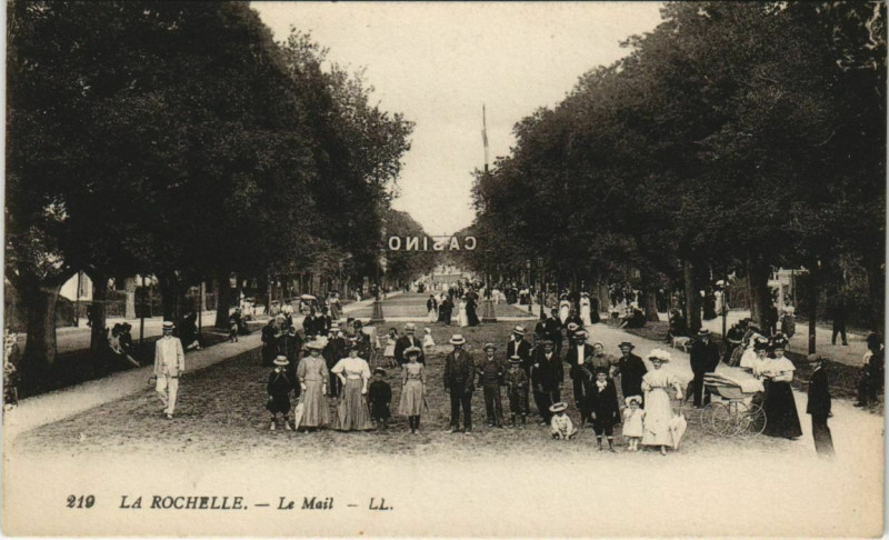 Carte postale ancienne La Rochelle-Le Mail à La Rochelle