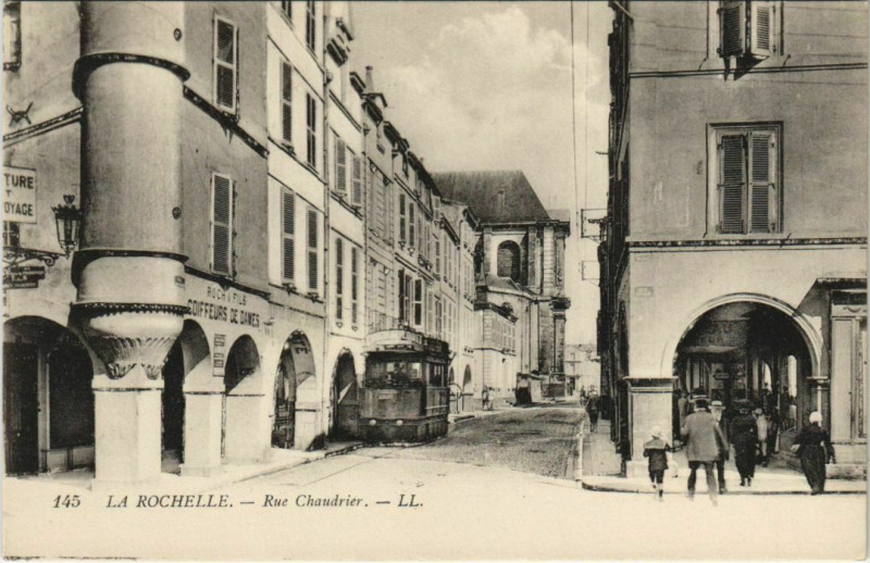 Carte postale ancienne La Rochelle-Rue Chaudrier à La Rochelle