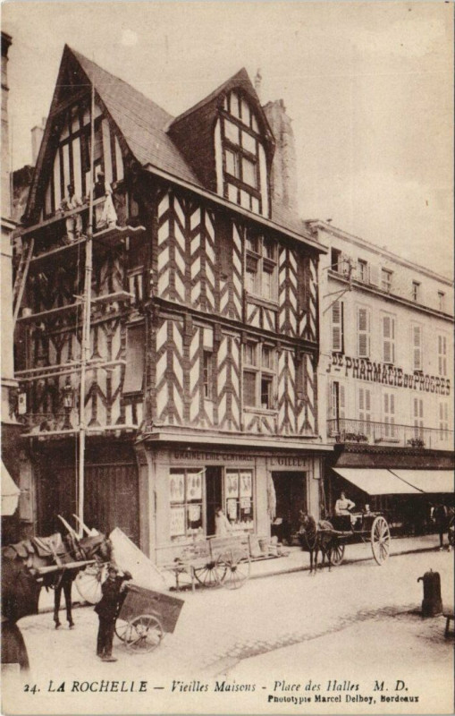 Carte postale ancienne La Rochelle-Vieilles Maisons-Place des Halles à La Rochelle